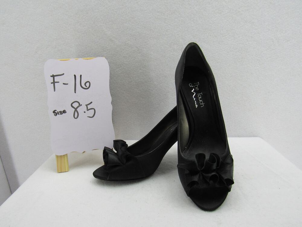 The Touch of Nina satin pumps size 8.5